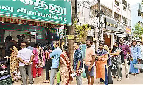 கிலோ ரூ.60-க்கு கிடைக்கிறது: 300 ரேஷன் கடைகளில் தக்காளி விற்பனை தொடங்கியது