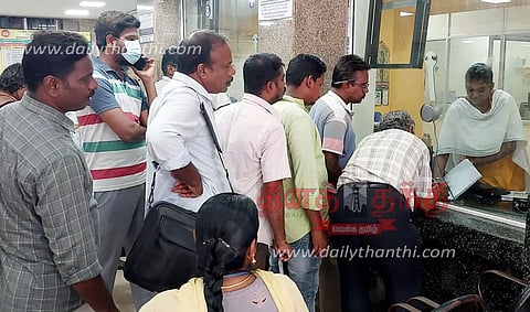 ரெயிலில் முன்பதிவு செய்ய குவிந்த பயணிகள்