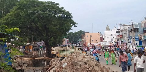 அந்தியூர் வாரச்சந்தை அருகே பாதியில் நிற்கும் கால்வாய் அமைக்கும் பணி- வியாபாரிகள் பாதிப்பு