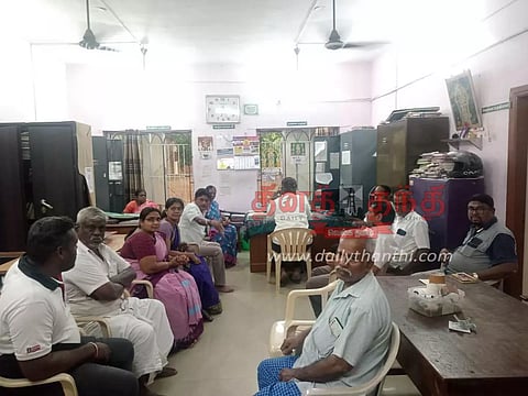 2 வாரங்களாக குடிநீர் வினியோகிக்காததை கண்டித்து பேரூராட்சி செயல் அதிகாரியை கவுன்சிலர்கள் முற்றுகை