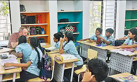 சென்னை பள்ளிக்கு வந்த அமெரிக்க ஆசிரியர்கள்: கற்பித்தல்-கற்றல் குறித்து கேட்டறிந்தனர்