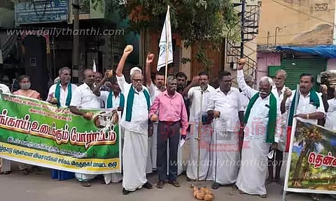 தென்னை சார்ந்த தொழில்களை உருவாக்கக்கோரி போராட்டம்