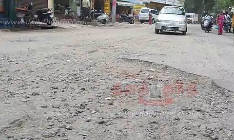 சேதமடைந்த பிரதான சாலைகளை சீரமைக்க கோரிக்கை