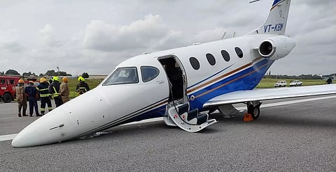 பெங்களூருவில் எந்திர கோளாறால் பயிற்சி விமானம் அவசரமாக தரையிறக்கம்