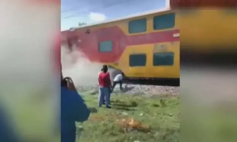 குடியாத்தம் அருகே சென்னை-பெங்களூரு டபுள் டெக்கர் ரெயிலில் புகை - பயணிகள் அதிர்ச்சி