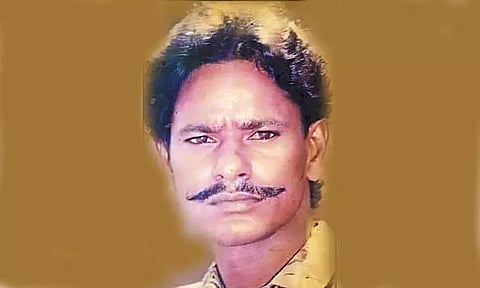 பக்கத்து வீட்டுக்காரருடன் குடிபோதையில் வாக்குவாதம் தகராறை தடுக்க வந்த தந்தையை வெட்டிக்கொன்ற பெயிண்டர்