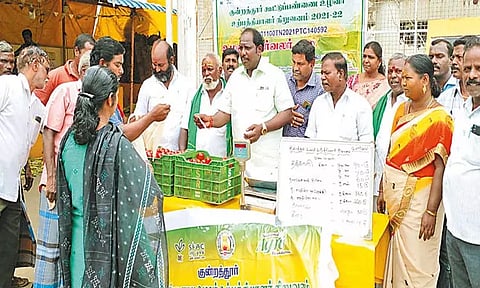 படப்பை உழவர் சந்தையில் ரூ.90-க்கு தக்காளி விற்பனை