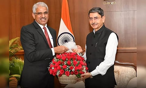 தமிழ்நாடு கவர்னர் ஆர்.என்.ரவியுடன் தலைமைச் செயலாளர் சிவ்தாஸ் மீனா சந்திப்பு..!