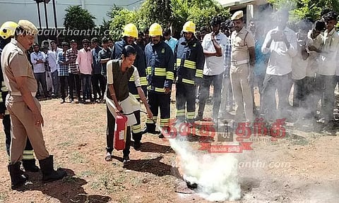 அரசு கல்லூரி மாணவர்களுக்கு விழிப்புணர்வு நிகழ்ச்சி