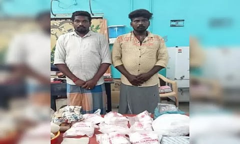 மோட்டார் சைக்கிளில் வெடி பொருட்களை எடுத்து வந்த 2 பேர் கைது