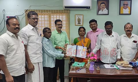 நகரசபை தலைவர் துர்கா ராஜசேகரனுக்கு கவுரவ டாக்டர் பட்டம்