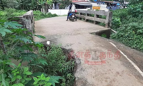 பாலத்தை இணைக்கும் சாலையில் ஆபத்தை விளைவிக்கும் பள்ளங்கள்
