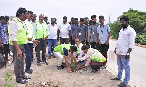 மரக்கன்றுகள் நடும் பணி