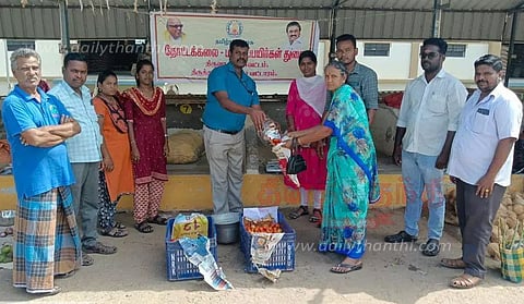 திருத்துறைப்பூண்டி உழவர் சந்தையில் ரூ.95-க்கு தக்காளி விற்பனை