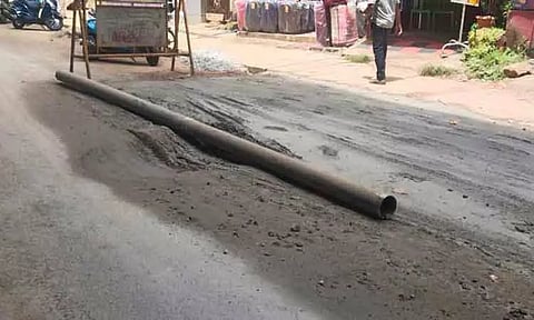 காங்கிரீட் போட்டு சிறிது நேரத்தில் சேதமடைந்த சாலை