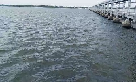 கடல்போல் காட்சி அளிக்கும் மாயனூர் கதவணை