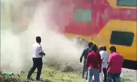 சென்னை - பெங்களூரு மாடி ரெயில் பெட்டியில் திடீர் புகை: