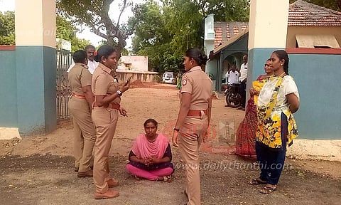 கணவர் மீது நடவடிக்கை கோரி போலீஸ் நிலையம் முன் பெண் தர்ணா