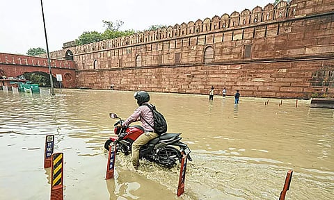 டெல்லியில் குடிநீர் தட்டுப்பாடு அபாயம்: பள்ளிகள், அலுவலகங்களை மூட உத்தரவு