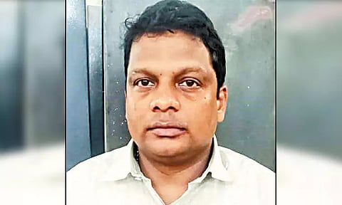 போலி கையெழுத்து போட்டு மற்றவர்கள் பெயரில் வங்கிகளில் கடன் வாங்கி ரூ.1 கோடி மோசடி - ஒருவர் கைது