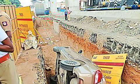 மின்சார வயர் புதைக்க தோண்டிய பள்ளத்தில் கார் கவிழ்ந்தது