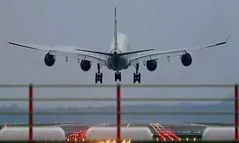 இடி-மின்னலுடன் பலத்த மழை; சென்னையில் விமான சேவை பாதிப்பு - ஜெர்மன் விமானம் பெங்களூருவுக்கு திருப்பிவிடப்பட்டது