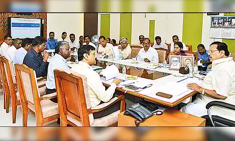 வடகிழக்கு பருவமழை தொடங்குவதற்கு முன்பாக அனைத்து கால்வாய்களையும் தூர்வாரவேண்டும்