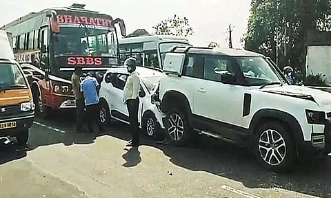 செம்பரம்பாக்கம் அருகே மாடு குறுக்கே வந்ததால் அடுத்தடுத்து வாகனங்கள் மோதல்