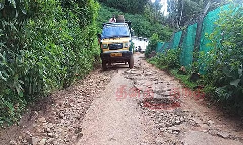 பழுதடைந்த சாலையால் பழங்குடியின மக்கள் அவதி