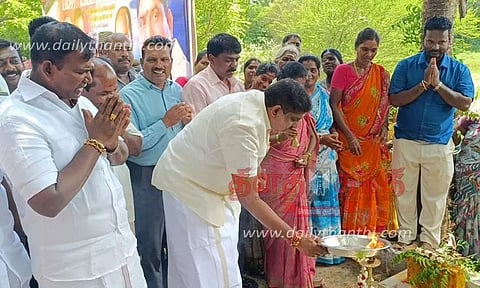 அர்ச்சகராக மாறி மந்திரம் ஓதிய அமைச்சர்