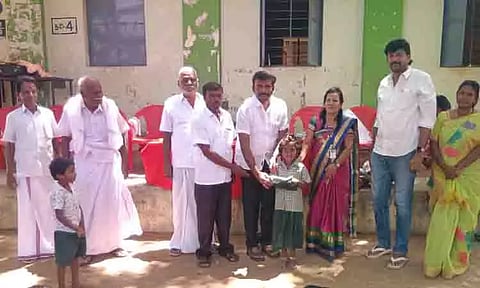 அரசு பள்ளி மாணவர்களுக்கு பரிசளிப்பு