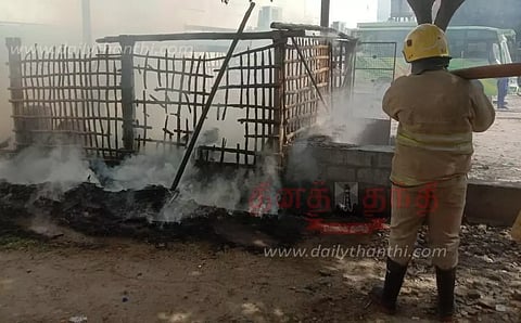 கீற்றுக்கொட்டகை தீப்பற்றி எரிந்தது