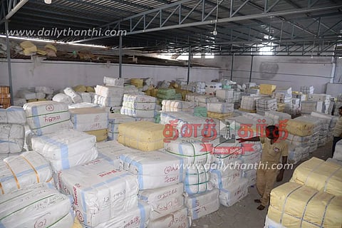 சுமை தூக்கும் தொழிலாளர்கள் 2-வது நாளாக வேலைநிறுத்தம்: ஈரோட்டில் ரூ.200 கோடி ஜவுளி, மஞ்சள் உள்பட சரக்குகள் தேக்கம்