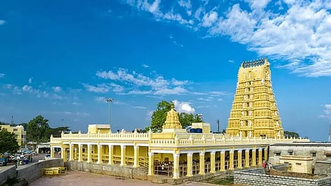 மைசூரு சாமுண்டீஸ்வரி அம்மன் கோவிலில் சிறப்பு பூஜை