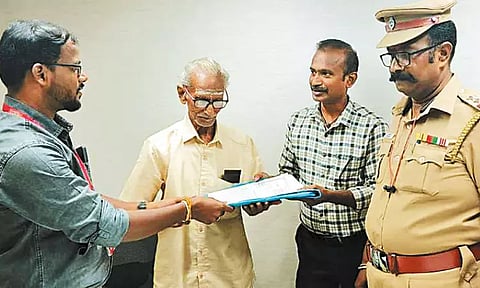 அடாவடி செய்து சொத்து பத்திரத்தை கொடுக்க மறுத்த மகன்: 81 வயது முதியவர் வீட்டுக்கு போலீஸ் படையை அனுப்பி உதவி செய்த போலீஸ் கமிஷனர்