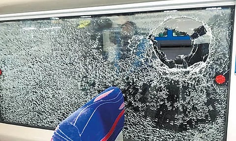 சென்டிரல் வந்த வந்தே பாரத் ரெயில் மீது கல்வீச்சு - கண்ணாடிகள் உடைப்பு