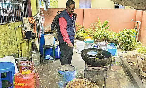 சாலையோர கடைக்காரர்களின் வீடுகளில் உணவுத்துறை அதிகாரி திடீர் ஆய்வு - வடமாநிலத்தினர் 2 பேருக்கு அபராதம்