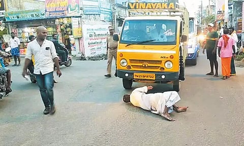 போதையில் சாலையின் நடுவே படுத்து குடிமகன் அலப்பறை - போக்குவரத்து பாதிப்பு