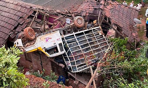 தாறுமாறாக ஓடிய சரக்கு வாகனம் வீட்டின் மீது பாய்ந்தது; 500 கோழிகள் செத்தன