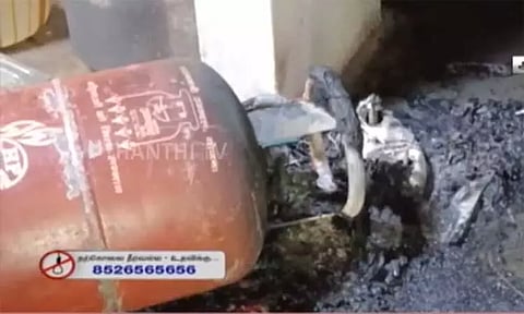 குடும்பத் தகராறில் பிரிந்து சென்ற மனைவி... மன உளைச்சலில் சிலிண்டரை பற்ற வைத்து கணவன் தற்கொலை