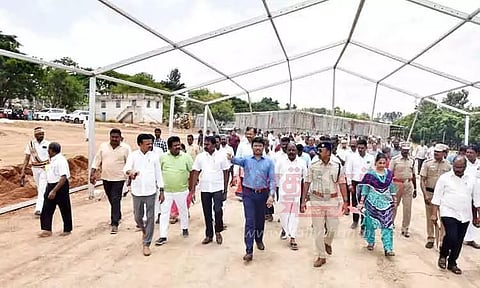 மக்களுக்கு அடிப்படை வசதிகள் அனைத்தும் சய்து கொடுக்க வேண்டும்