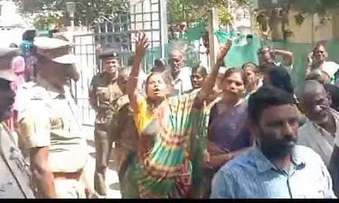 காகித ஆலை ஒப்பந்த தொழிலாளி சாவு: நிவாரணம் கேட்டு உறவினர்கள் போராட்டம்