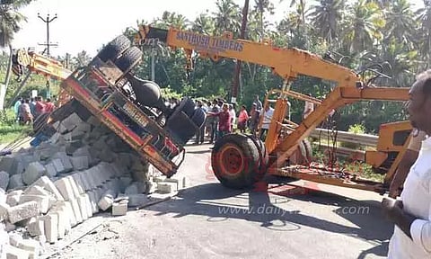 லாரி கவிழ்ந்து தொழிலாளி படுகாயம்