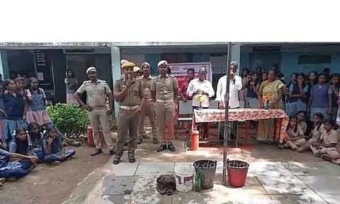 குன்னம் அரசு பெண்கள் மேல்நிலை பள்ளியில் தீத்தடுப்பு செயல் விளக்கம்