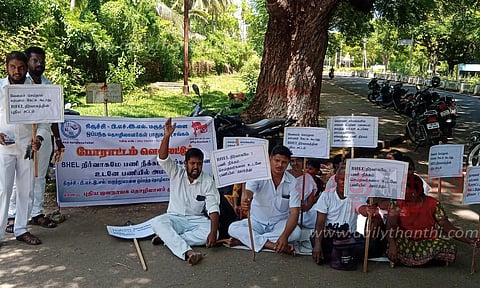 பெல் மருத்துவமனை ஒப்பந்த பணியாளர்கள் ஆர்ப்பாட்டம்