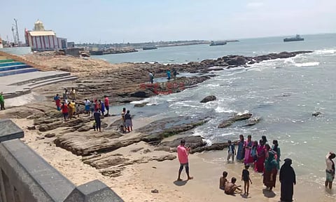 கன்னியாகுமரி; கடல் "திடீர்" என்று உள்வாங்கியதால் விவேகானந்தர் மண்டபத்துக்கு படகு போக்குவரத்து தாமதம்