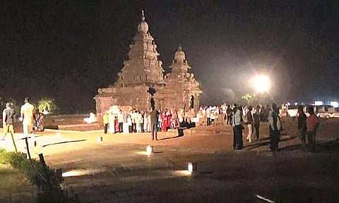 மாமல்லபுரம் கடற்கரை கோவிலை ஜொலிக்கும் வெளிச்சத்தில் கண்டுகளித்த சுற்றுலா பயணிகள்