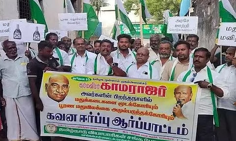 செங்கல்பட்டு புதிய பஸ் நிலையம் அருகே தமிழ்நாடு வியாபாரிகள் சங்க பேரவை சார்பில் டாஸ்மாக் கடையை முற்றுகையிட்டு போராட்டம்