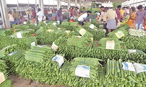 தென்னம்பாளையம் மார்க்கெட்டில் 7 டன் பீர்க்கங்காய் விற்பனை