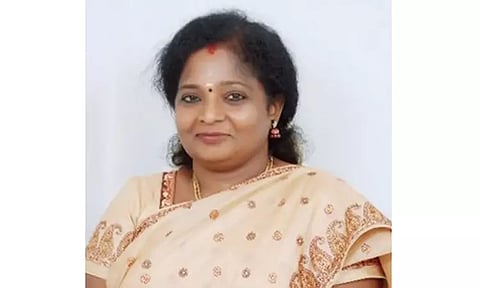 சிறப்பு விருந்தினரை வரவேற்க மாணவர்களை நிறுத்த வேண்டாம்